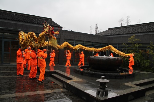 龍騰馬躍開(kāi)門(mén)紅